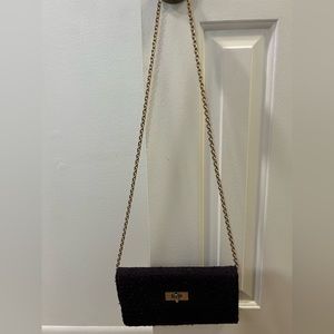 Elegant lilac crossbody wallet with chain and clasp